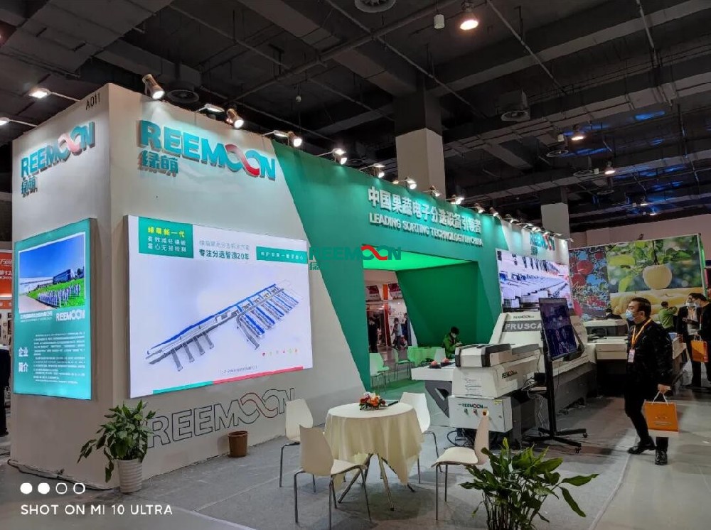 綠萌分選 讓您的水果好吃看得見(jiàn)綠萌出展2020萬(wàn)果風(fēng)云第13屆亞洲果蔬博覽會(huì)時(shí)間：2020年11月23日—11月24日地點(diǎn)：上海跨國(guó)采購(gòu)會(huì)展中心（光復(fù)西路2739號(hào)）A館A011江西綠萌科技控股有限公司是一家專(zhuān)注于果蔬采后分選處理的企業(yè)，公司自成立之日起，就致力于用科技及創(chuàng)新推動(dòng)世界水果采后技術(shù)進(jìn)步。經(jīng)過(guò)19年發(fā)展，