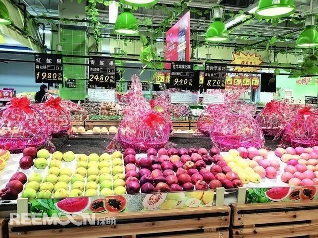 姹紫嫣紅的五月，既是時(shí)令鮮果陸續(xù)上市的節(jié)點(diǎn)，也是一些水果青黃不接的時(shí)候，但無論是什么水果，人們的需求總是很大。然而愛吃水果的市民會(huì)發(fā)現(xiàn)，這兩個(gè)月以來，許多水果價(jià)格高漲，像優(yōu)質(zhì)蘋果，一個(gè)價(jià)格都抵得上去年一市斤的售價(jià)了，連最普通的橘子、梨，價(jià)格都居高不下。價(jià)格飆升，市民直呼“吃不起”不少水果零售價(jià)格均比
